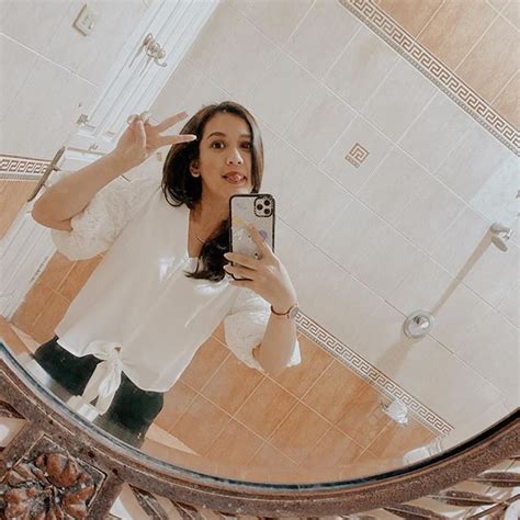 10 Potret Menawan Dea Annisa Lakukan Mirror Selfie Selalu Paripurna