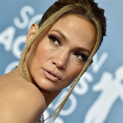 Jennifer Lopez Pose Nue Et Enflamme La Toile Pour Promouvoir Son Nouveau Soin Corporel Elle