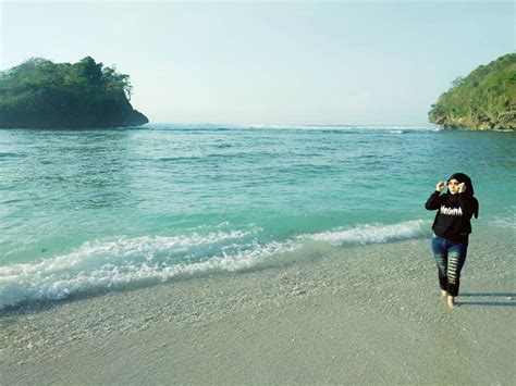 Ditantang buka baju remas susu. Tiket Masuk Pantai Teluk Asmoro 2021, Daya Tarik & Aktifitas
