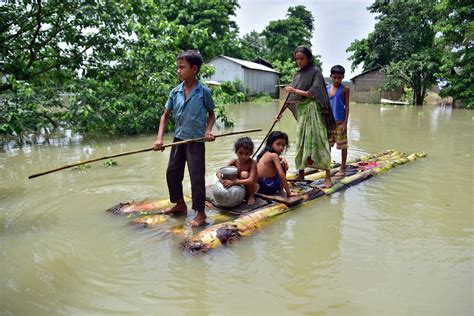 Floods In India Nepal Displace Nearly Four Million People At Least 189 Dead Licasnews