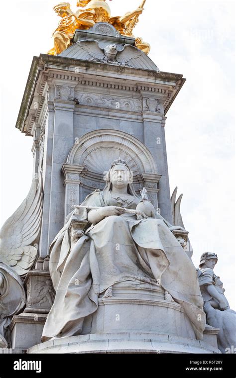 Statue Of Queen Victoria Queen Victoria Memorial In Front Of The