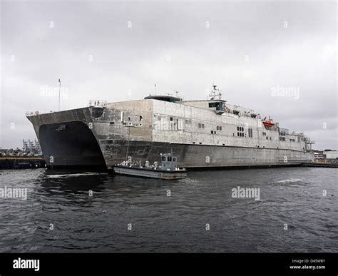 Usns Spearhead Enters Jeb Little Creek Fort Story Stock Photo Alamy