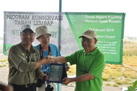 Ketika tiba di lokasi yang dimaksudkan iaitu kawasan 'apartmen 197', didapati hanya (terdapat tinggalan) kayu balak lama. Perbuatan pembalakan secara haram harus dibanteras demi ...