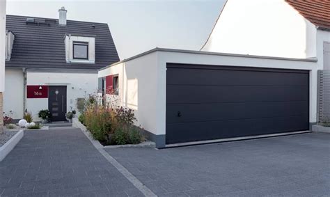 Denn obwohl die meisten garagen solide gebaut und extrem lange haltbar sind, nagt auch an ihnen der zahn der zeit: Wie man seine ZAPF Fertiggarage seinen... - Zapf-Garagenwelt