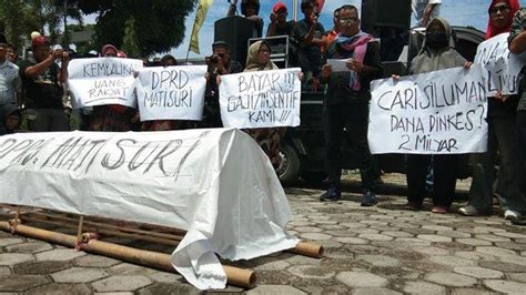 Puluhan Demonstran Unjuk Rasa Di Kantor DPRD Parepare Terkait