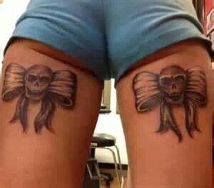 This dead beauty has an updo embellished with a purple bow that looks more than pretty. Bow with skulls, back of legs | Girly skull tattoos, Skull ...