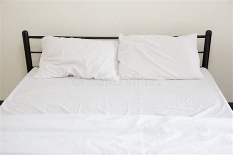 7671 White Pillows Bed Comfortable Soft Pillows Bed Stock Photos