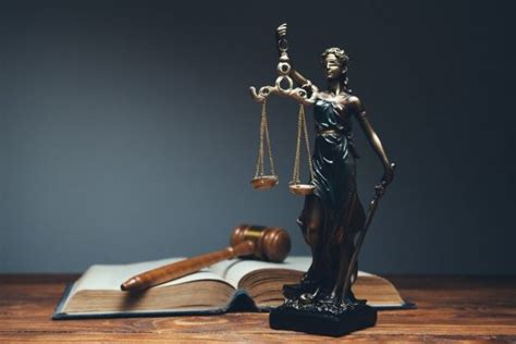 What Are The Pros And Cons Of Being A Lawyer