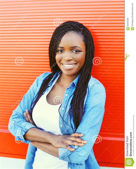 belle femme africaine de sourire de portrait au dessus du rouge photo stock image du ville