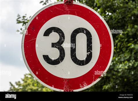 Geschwindigkeitsbegrenzung 30 Km H Fotos Und Bildmaterial In Hoher