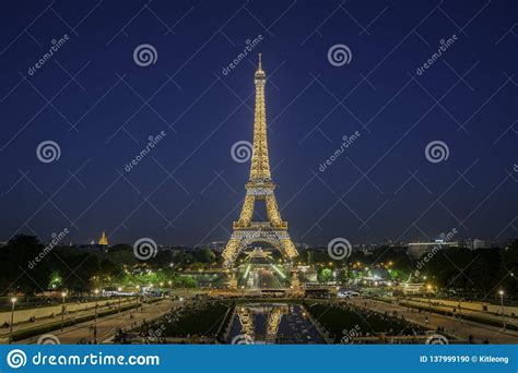 Vista Nocturna De La Torre Eiffel Famosa Imagen Editorial Imagen De
