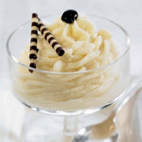 Batir las claras con el esta mousse de chocolate blanco también sirve para cubrir tortas, y queda delicioso combinado con nueces. Mousse de chocolate blanco a baño maría (4.1/5)