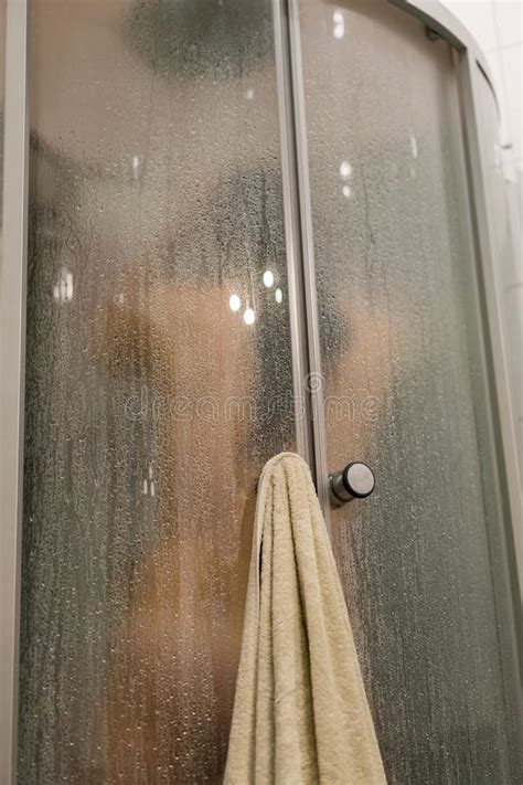 bella donna nella doccia dietro vetro con le gocce donna nella doccia dietro vetro con le gocce