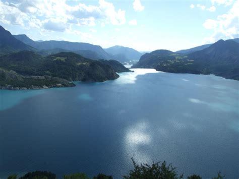 Un lac est une grande étendue d'eau entourée de terre, où il suffit que la profondeur, la superficie, ou le volume soit suffisant pour provoquer un dépôt de sédiments ou une stratification (une seule condition remplie suffit à lui donner ce statut en limnologie) 1. Serre Poncon Lake (Provence French) | Tourism, Lake, France