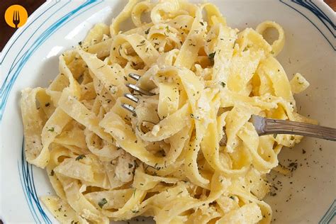 Cubrimos la focaccia con aceite de oliva virgen extra muy abundante y luego anadimos sal gorda y romero! Fetuccini Alfredo. Receta de pasta Italiana