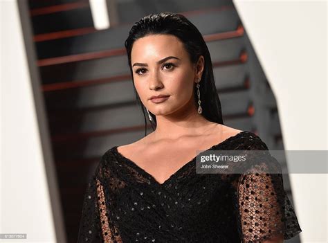 Singer Demi Lovato Arrives At The 2016 Vanity Fair Oscar Party Hosted News Photo Getty Images