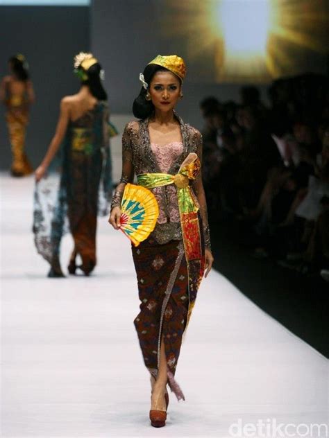 Sebagai salah satu desainer hits, koleksi kebayanya sering dikenakan oleh para artis. Foto: Koleksi Anne Avantie di Jakarta Fashion Week 2017 - Foto 4 | Model pakaian, Kebaya, Kebaya ...