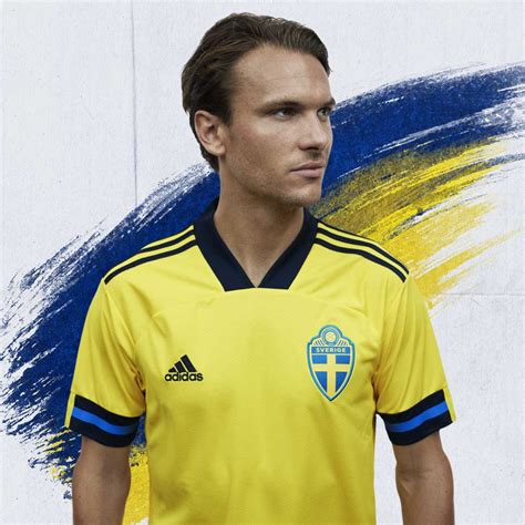 Svensk fotbollströja för em 20blå krage samt ärmslut. Här är Svenska landslagets nya EM-tröja | Dopest