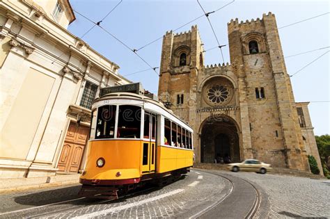 Das bild ich in lissabon, portugal von marco verch kann unter creative commons lizenz genutzt werden. Gul spårvagn Lissabon arkivfoto. Bild av narrow, portugal ...