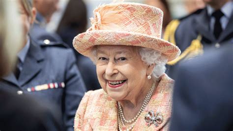 The queen celebrates her 'official' birthday in early june every year with the occasion marked with the trooping the colour parade in london. Royal Palace Invites Well Wishers to Bake Royal Cupcakes ...
