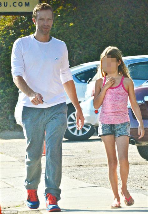 Chris Martin And Apple Enjoy Father Daughter Shopping Trip In Malibu Daily Mail Online