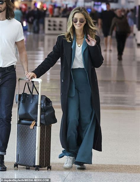 Delta Goodrem Is All Smiles At Sydney Airport Ny Breaking News