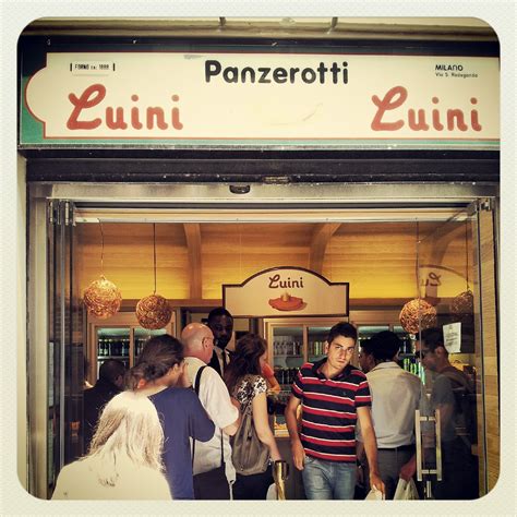 I panzerotti non sono niente male, vengono serviti in un pezzo di carta quadrettato a mo' di tovaglia da trattoria e messi su un vassoietto che il priscio. Panzerotti Luini | Milano | Gilmoth Gil | Flickr