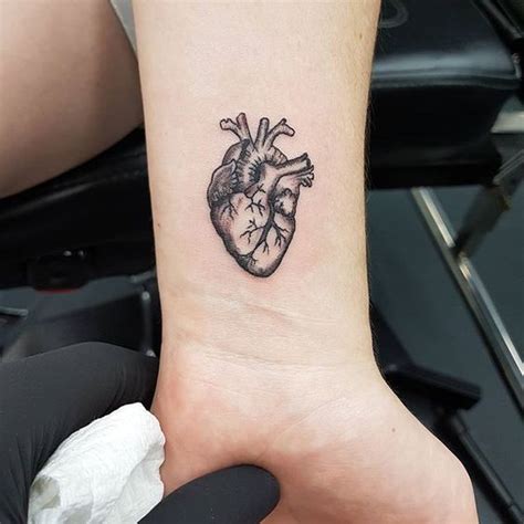 Tatouages En Forme De Coeur Sur Le Poignet Plus De 40 Petits Cœurs