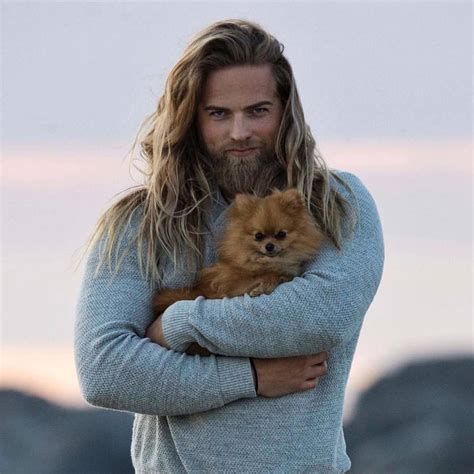 It's not what we are saying, everybody is talking about him, and women worldwide cannot resist from. Lasse Matberg, el oficial naval noruego que es sensación ...