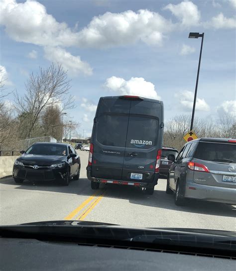 Amazon Prime driver keeping on schedule : r/IdiotsInCars