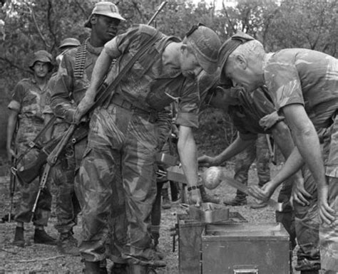 Rhodesian Light Infantry Bush War Photo Chow Time In The Bush Rhodesia
