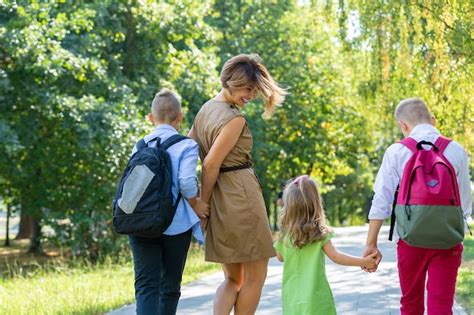 Familia Joven Feliz Madre Con Tres Hijos Caminando En El Parque