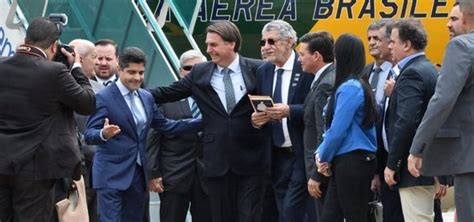 As cadeiras dianteiras ficam entre o guiador e o selim da bicicleta, a maioria fixa à frente, mas há um modelo que fixa atrás e outro que fixa à frente e atrás. 'Lá na frente você ocupará a honrosa cadeira que eu ocupo ...