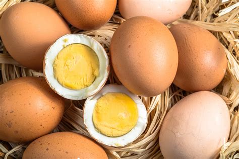 Heres Why Your Hard Boiled Eggs Have A Greenish Yolk