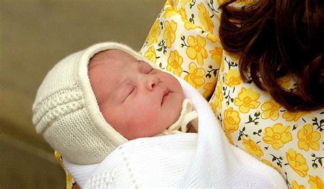 Kate Middleton Contenta La Principessa Charlotte Una Dormigliona