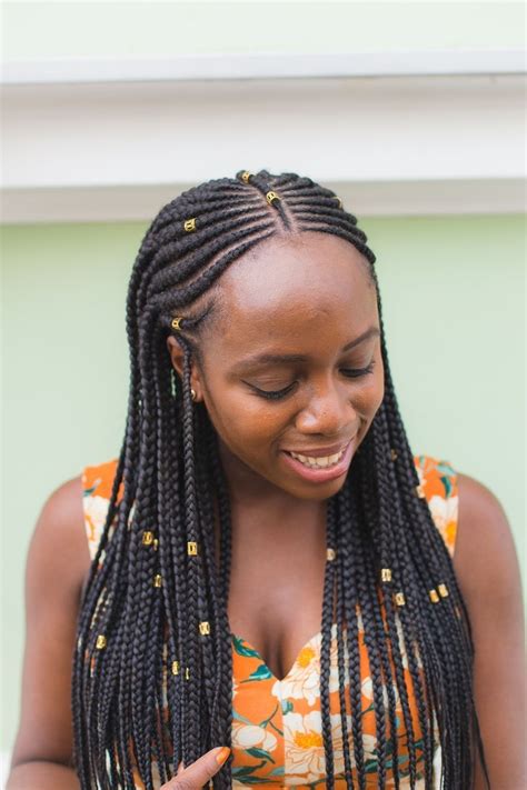 This is a beautiful hairstyle that will wow this summer. 2020 Popular Shoulder-Length Loose Curls With Beaded Mini-Fulani Braids