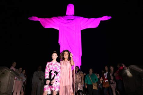 Fundação Laço Rosa Arma Festão E Ilumina O Corcovado Para Chamar Atenção Ao Combate Do Câncer De