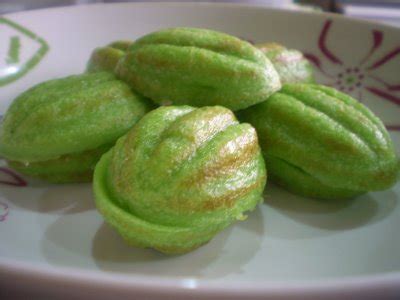Panaskan acuan dangan api slow ya. My Not-So-Secret Food Affair: Kuih Cara Manis dan Cara Berlauk