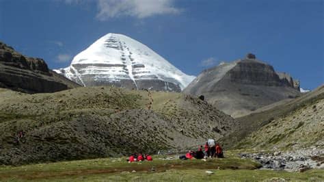 Kailash parvat is a place to experience divine events unfolding in nature around this sacred space. Mount Kailash Wallpapers - Wallpaper Cave