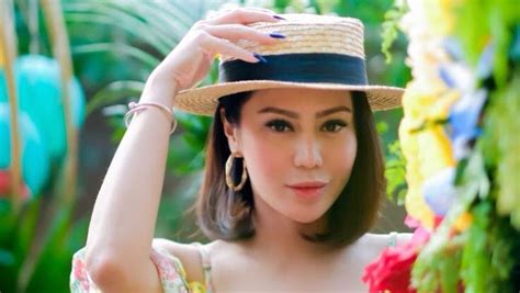 Sama seperti bunga, vicky mulai dikenal publik saat membintangi beberapa serial film televisi (ftv). Vicky Zainal Blak-blakan Soal Penyebab Dirinya Digugat ...