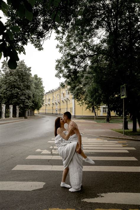 Фотосессия пара в одеяле целуется в городе | Фотосессия, Фотосессия для ...