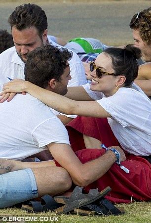 Daisy Ridley Shares A Kiss With Boyfriend Tom Bateman At Bst Festival Daily Mail Online