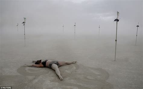 Over 70000 Brave Fierce Dust Storm During Burning Man Daily Mail Online