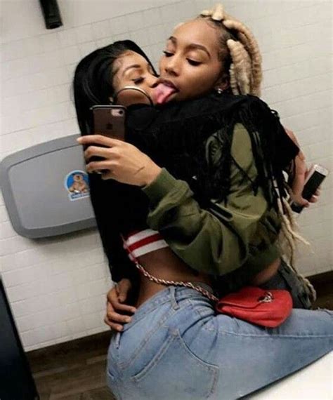 Pin By 😎🔥𝔞ℓ𝐈𝓔ή𝓑Ř𝒶ĮŇ 🐲👟 On Black Mirror Cute Lesbian Couples Cute