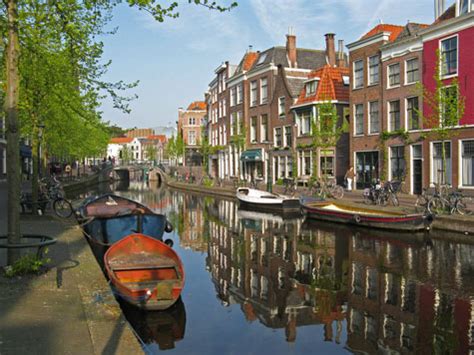 Nu even niet te culinair doen, ook geen duurloop doen, maar gewoon lekker wandelen en snacken. Leiden Holland Tourist Information and Visitor Guide