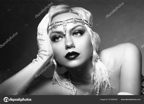 Beautiful Woman Retro Flapper Style Woman Black White Foto
