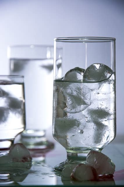 Ternyata Minum Air Es Berbahaya Bagi Kesehatan
