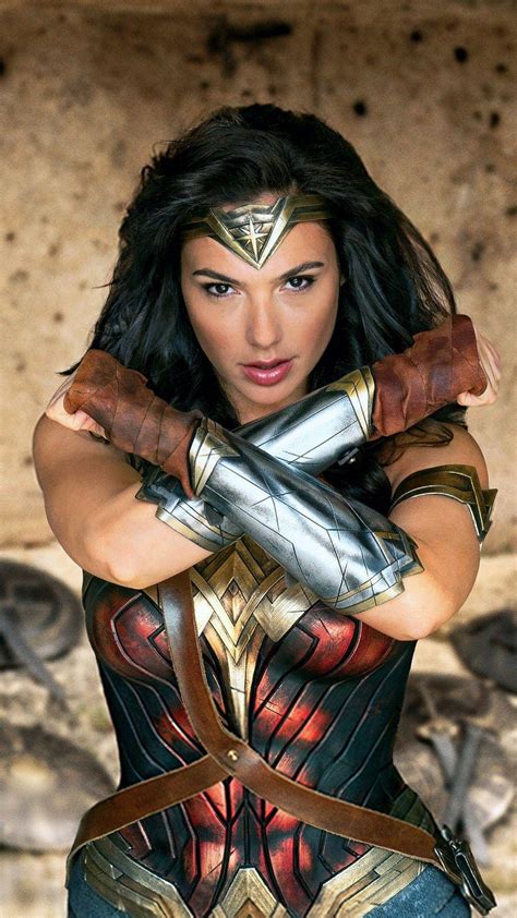 Downloaden Gal Gadot „wonder Woman Poster Wallpaper