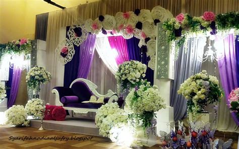 Nuansa biru dan hijau yang hampir neon menyeimbangi dua warna konservatif dan menambahkan nuansa menyegarkan yang keren. Nadia Aljufry: Pelamin Kahwin 2013