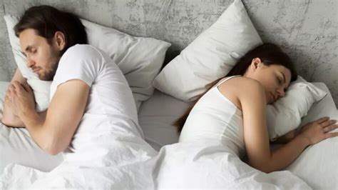 sleep divorce अमेरिका में लोग पार्टनर से ले रहे हैं स्लीप डाइवोर्स नींद को दे रहे हैं